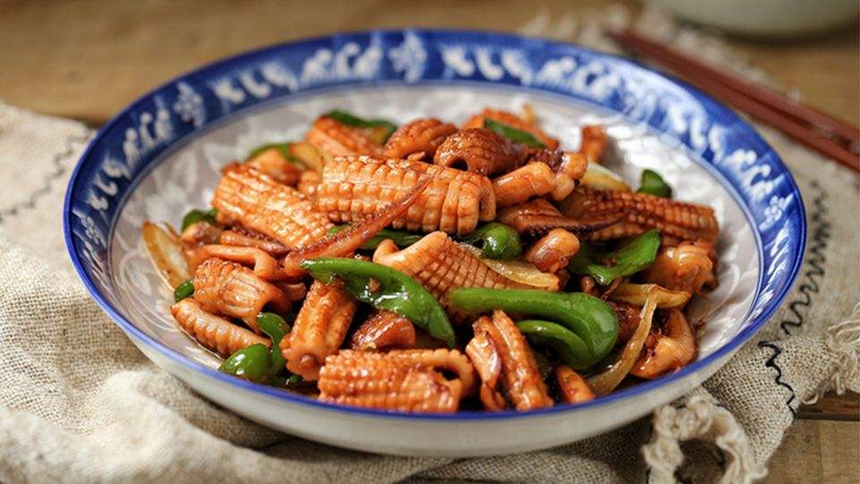 醬爆魷魚的做法，家常美味，輕松上手，家常醬爆魷魚做法，美味輕松上手！