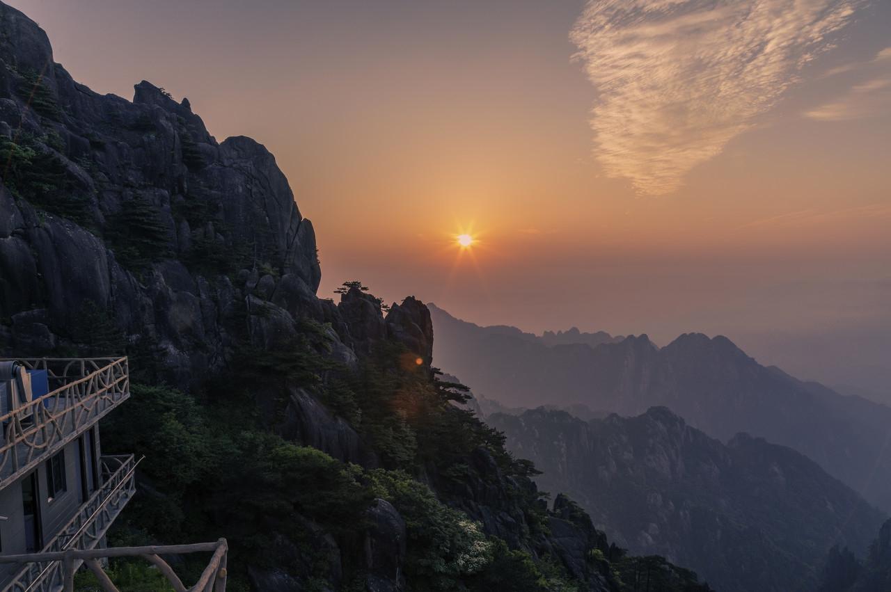 黃山光明頂，揭秘神秘之巔的壯麗景色與傳奇故事，揭秘黃山光明頂?shù)膲邀惥吧c傳奇故事，神秘之巔探秘之旅