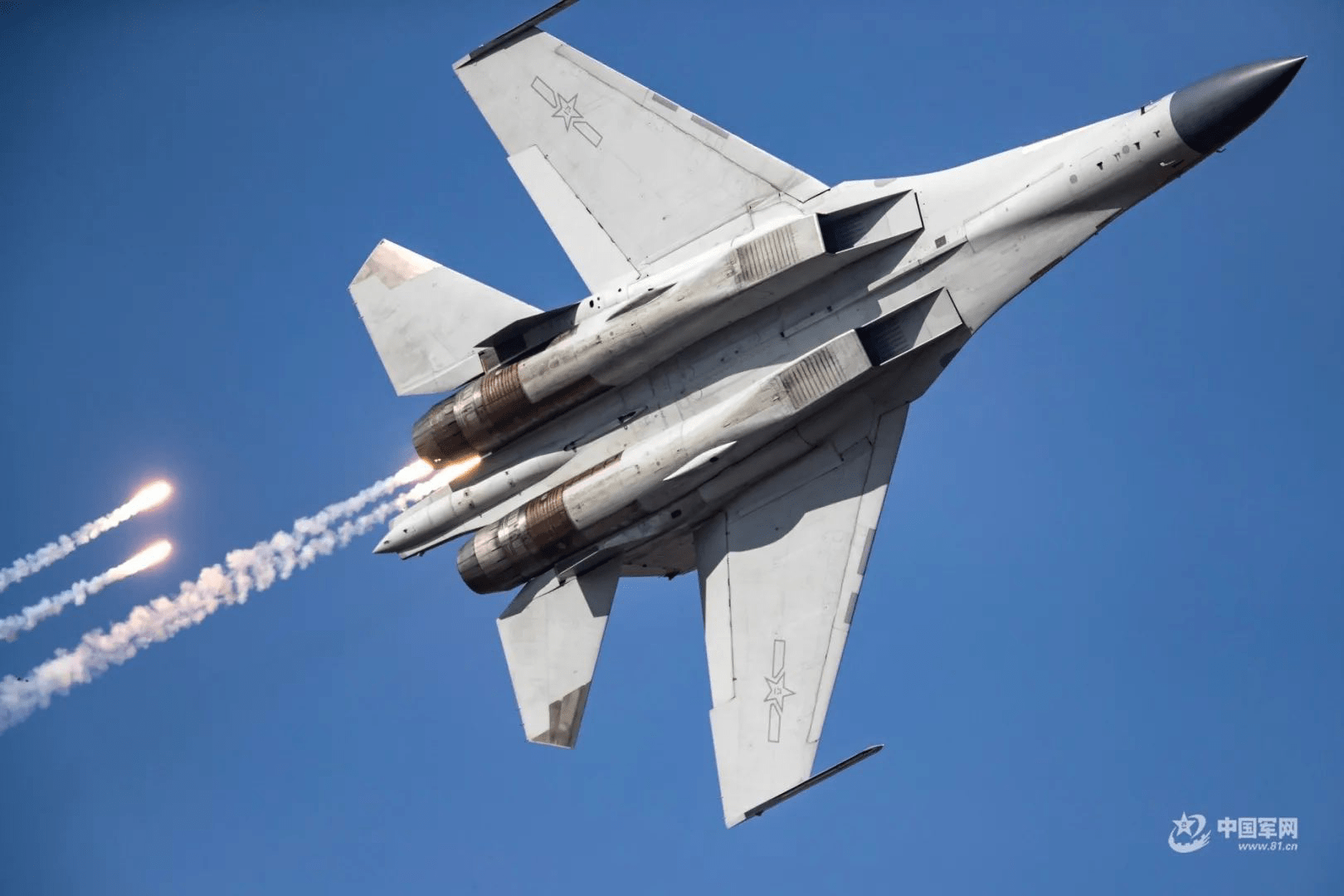 揭秘殲-16低空飛行視頻，探索先進戰(zhàn)斗機的非凡魅力，揭秘殲-16低空飛行視頻，探索戰(zhàn)斗機的非凡魅力與性能風(fēng)采