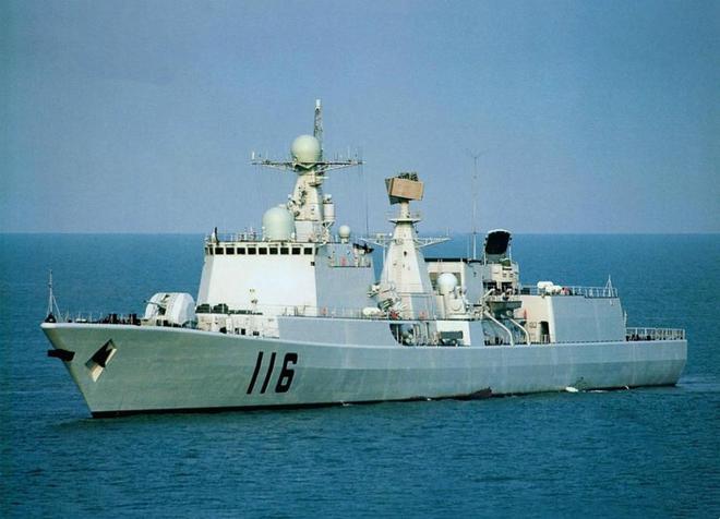 關(guān)于051C型驅(qū)逐艦?zāi)芊褡鳛槎芘灥膯栴}探討，探討，051C型驅(qū)逐艦的盾艦屬性解析
